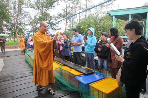Đoàn Từ Thiện Chùa Hưng Phước Phóng Sanh Cá_Lần 3-2016 Và Tặng Quà Cho Bà Con Tại Ba Tri, Bến Tre
